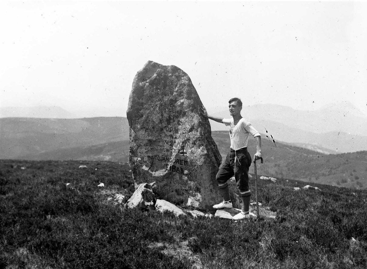 Mugarriluzeko menhirra

IRISMENA ETA EDUKIA: Menhirraren ondoan, Indalezio Ojanguren. Eskoriatza eta Barrundia (Araba) arteko muga. 

Ojanguren, Indalecio

GipuzkoaKultura

ESKORIATZA

1930-00-00

Erreferentzia

AGG-GAO_OA03912