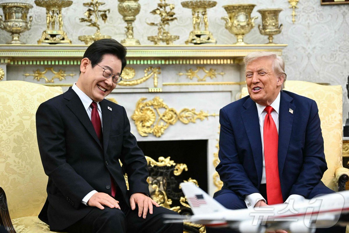 자세도 그렇고 표정도 그렇고 기존쎄임 사진이 정치에 주는 영향력이 큰데 진짜 최적화