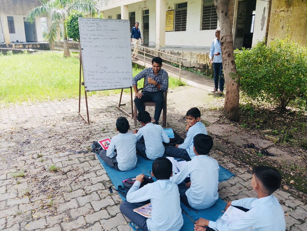 हज़ार बर्क़ गिरे लाख आँधियाँ उट्ठें
वो फूल खिल के रहेंगे जो खिलने वाले हैं
# relatable -school days