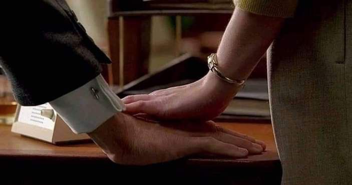 .
.
.

تفوز
 جملة "أنا معك"
 بأحَن جملة أخترعتها البشرية
الأمان 
أن تجد من يضم قلبك 
قبل أن يضم يدك..💛☁️
.
 #حبيت_اقول
.