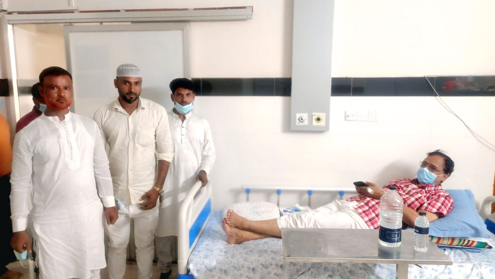 আব্দুস সালামকে দেখতে হাসপাতালে হোসেনপুরের নেতৃবৃন্দ