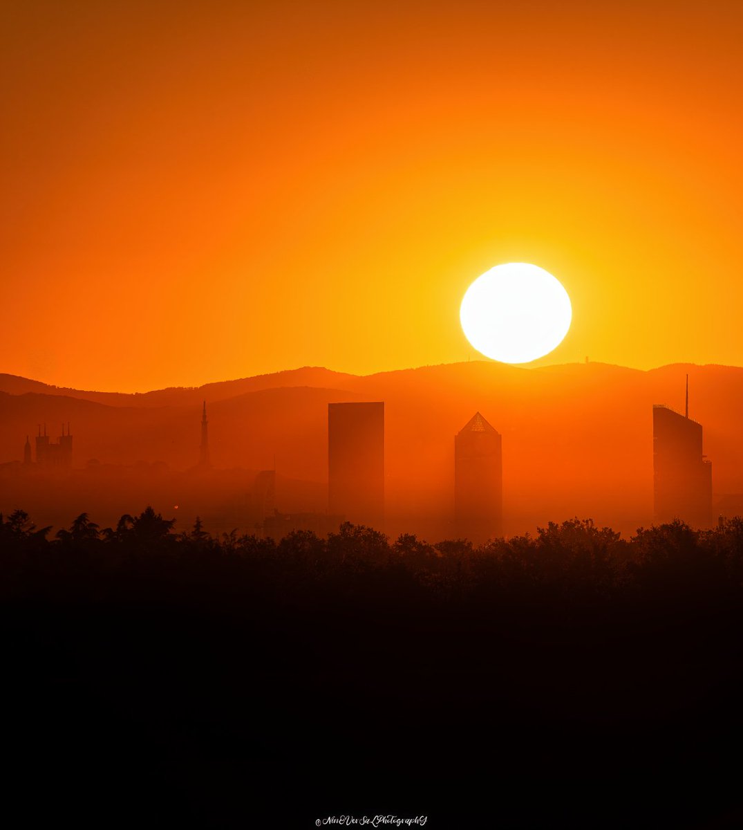 Quand le soleil se couche à l'horizon sur Lugdunum 🦁

Par ©️ Ninoversalphotography ( Instagram /Facebook)

#Lyon #picoftheday #pictureoftheday #photooftheday #photography #sunset
