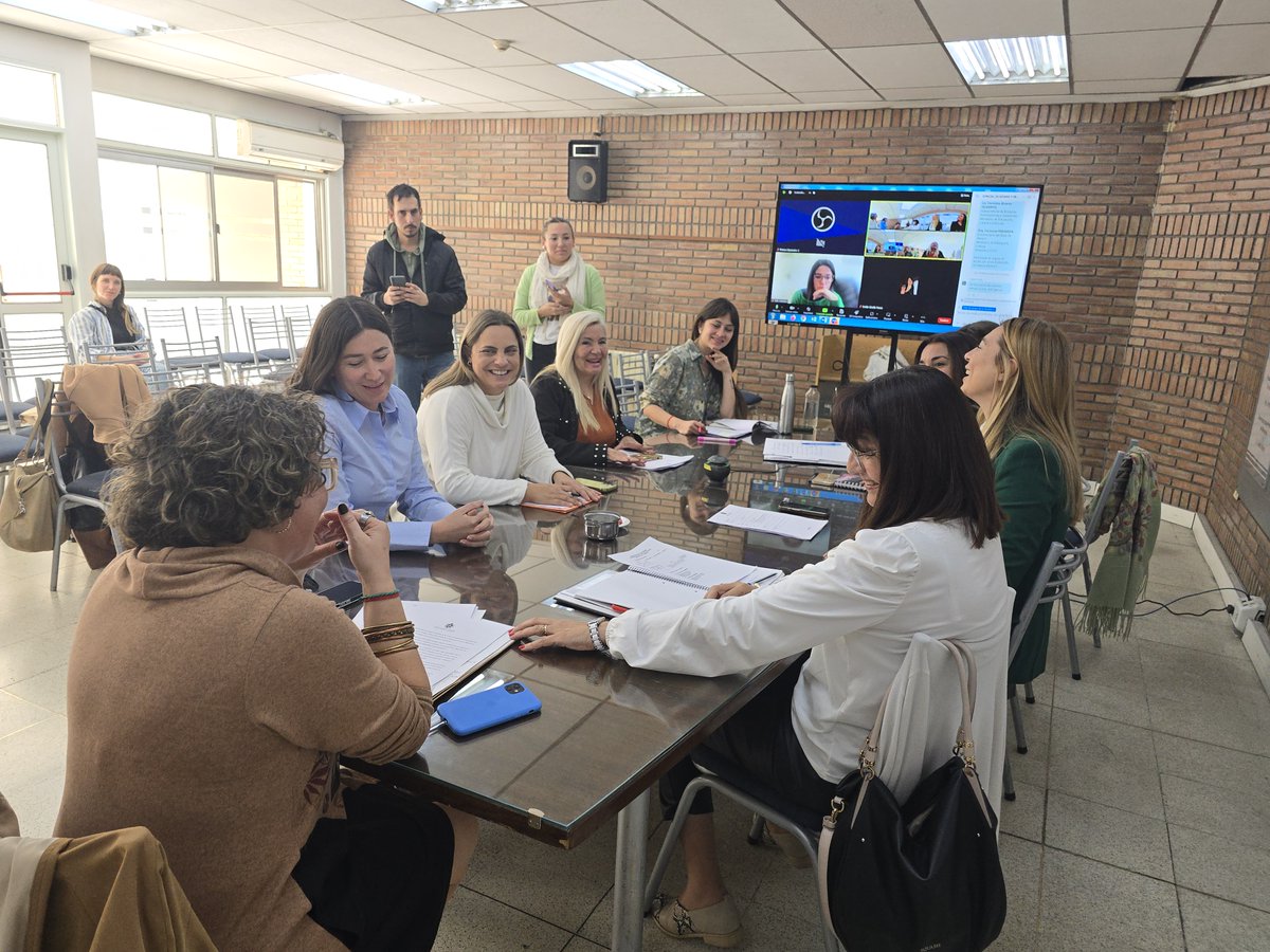 #Comisiones 
Género y Erradicación de la Trata - Preside Giuliana Díaz (UCR)
Estudian “Guía de Intervención Institucional ante situaciones de violencia de género, maltrato y abuso sexual infantil” en el ámbito deportivo.
Concurrieron funcionarias gubernamentales para el análisis.