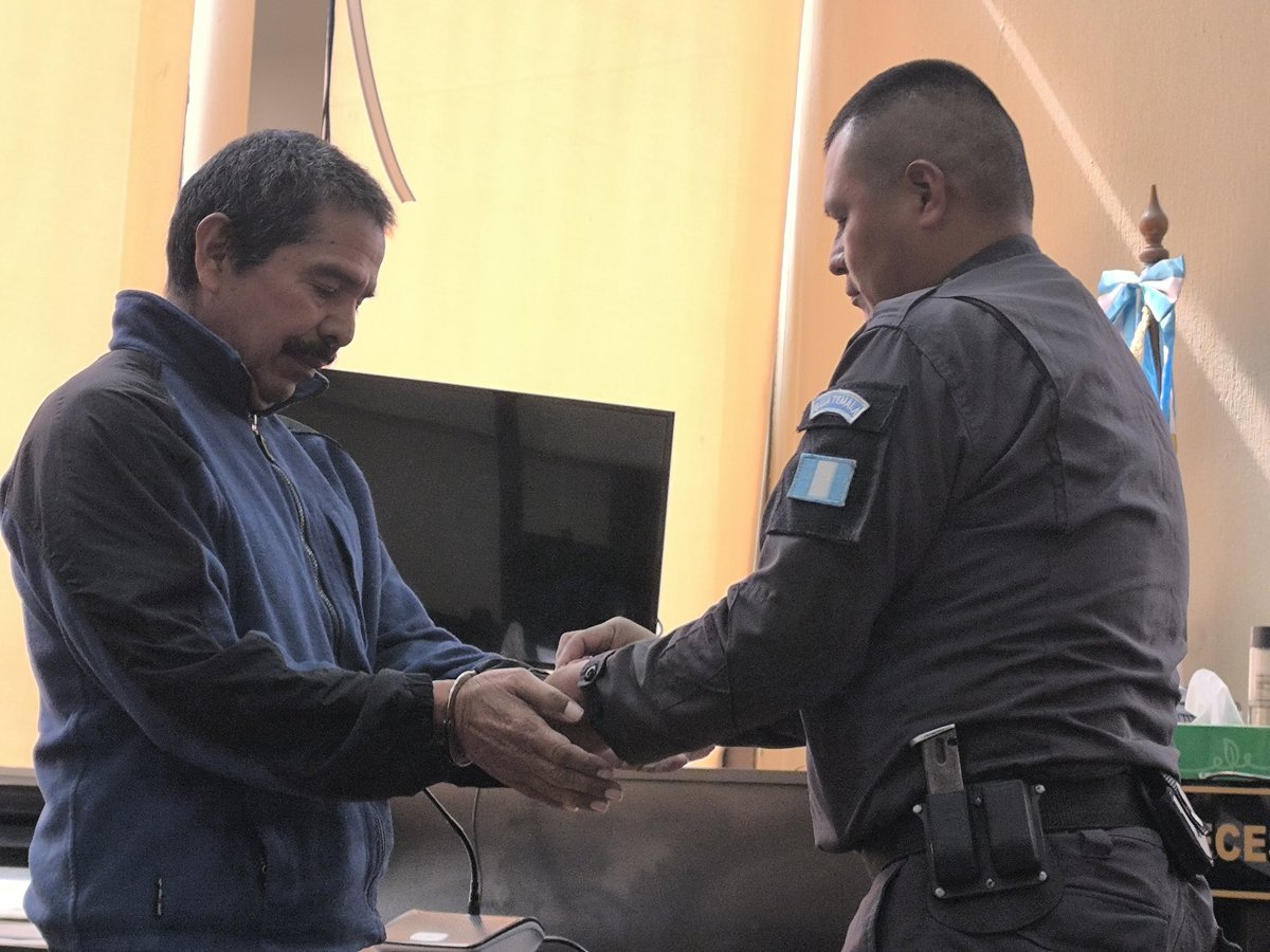 #FGER #MonseñorGerardi
Audiencia de etapa intermedia por el caso del esclarecimiento de la muerte de Monseñor Juan José Gerardi.

En contra de Dario Morales fotógrafo del EMP por los delitos de Ejecución Extrajudicial y falso testimonio.

🖇️ Yoselin Valdez.

#MayaKat #Informando