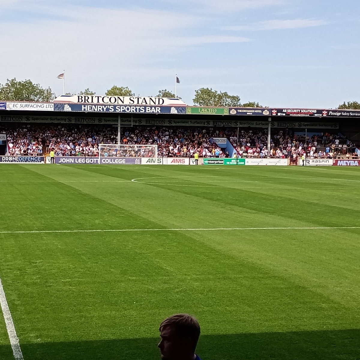 Scunthorpe away and relieved to have avoided playing emergency centre half today 😁😁
#fcht #Shaymen #awaydays