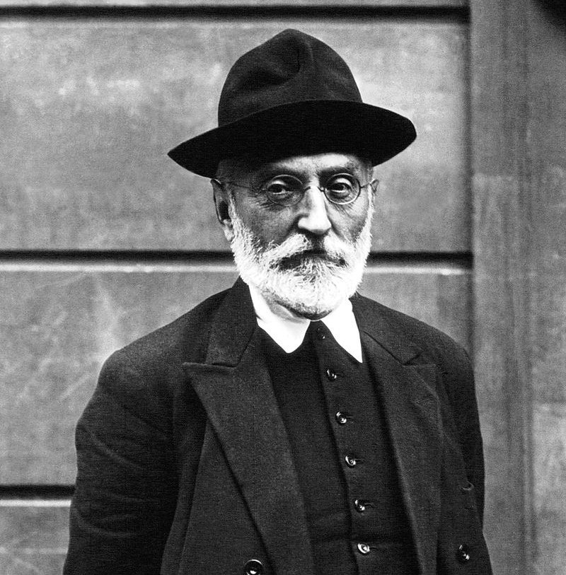 Cuentan que cuando Unamuno recibió de manos de Alfonso XIII la Gran Cruz, le dijo:
-Me honra, Majestad, recibir esta cruz que tanto merezco
-¡Qué curioso! La mayoría de los galardonados aseguran que no se la merecen
-Señor, en el caso de los otros efectivamente no se la merecían