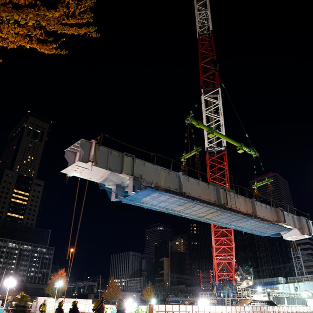 awrf's tweet image. Lifting massive girders into place takes more than muscle. This crane handles the weight with steady control while crews work just feet away. Every move counts when the load is this large and the space is this tight.
🏗️ LR11350
📷 denzai_group
#HeavyLifting #Crane #CrawlerCrane