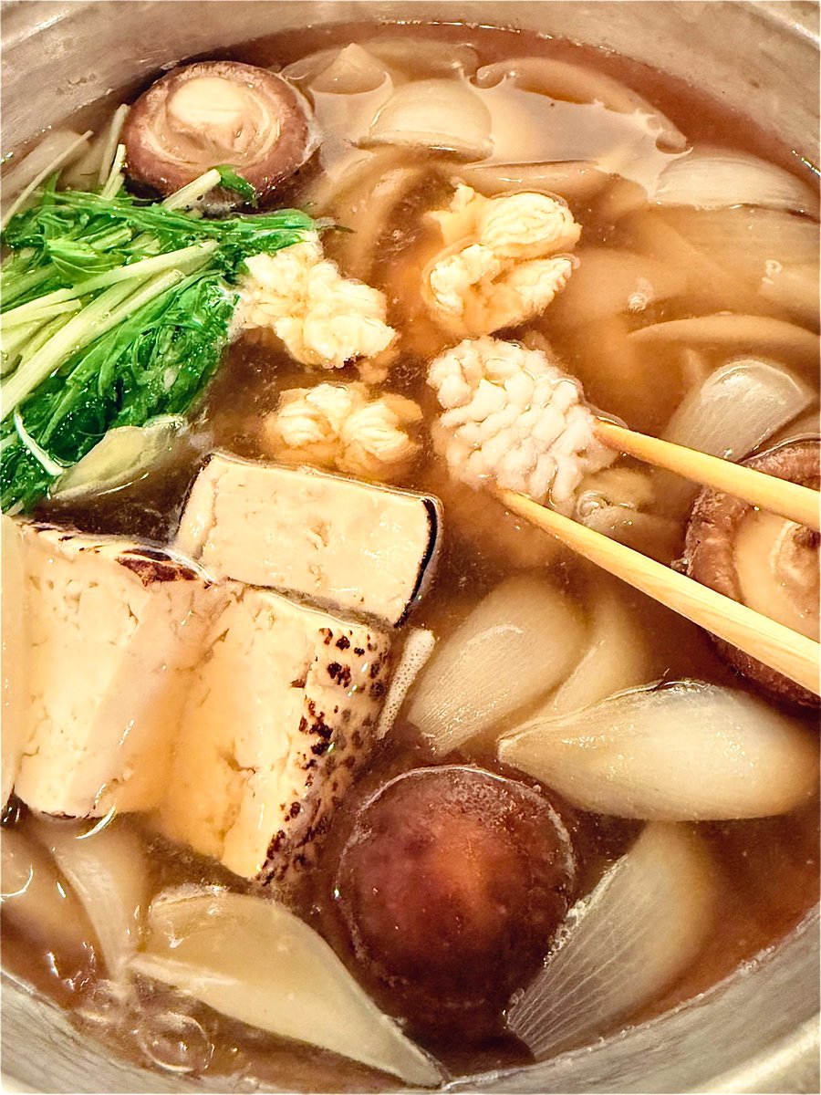 旦「食うぞ」

と、食卓にバーンと用意された
鱧鍋セット🐟

私「どないしたんや、こりゃ？」

旦「もらったんだ、きっと旨いぞ」

鱧に目がない旦那さんは
ニヤリと笑う。
(昭和香るダンディーだ)

玉ねぎと鱧の組み合わせが絶品✨
鱧子まで✨

美味しくいただきました〜🍲