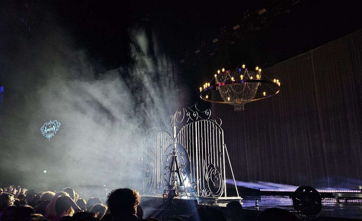 tojis_slvt_'s tweet image. Set for Addison Rae in Dublin #addisonrae