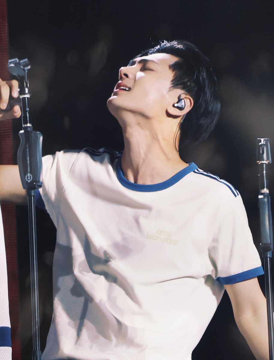 HIS JAWLINE IS AS SHARP AS A KNIFE ‼️

#JAY #PARKJONGSEONG
#ENHYPEN_JAY
#ENHYPEN <a href="/ENHYPEN_members/">ENHYPEN</a>