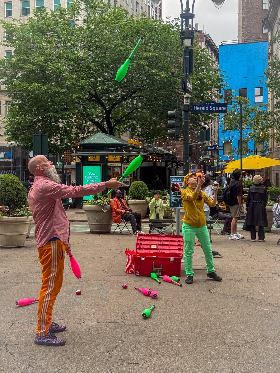Don’t drop the ball 😆!

Learn to juggle at our free class in Herald Square Park 🙌. Find our experts on weekdays from 2pm-3pm + pick up a new skill 🤹. 

More info: 34thstreet.org/calendar/event…