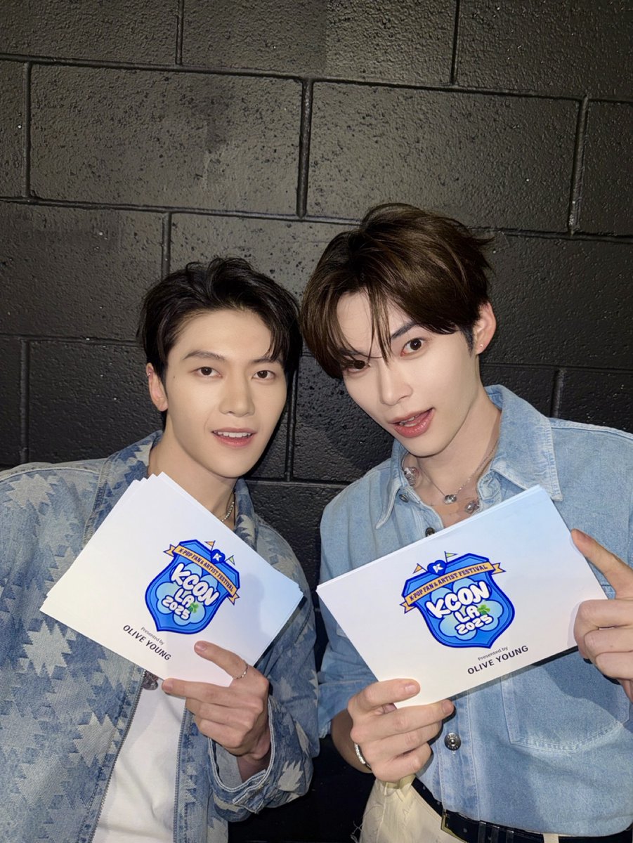 _𝗭𝗘𝗥𝗢𝗙𝗢𝗖𝗨𝗦

보는 것만으로 미소 지어지는
작꿍즈 케미=͟͟͞͞❤︎˚☘︎‧₊˚✩˚₊‧

#ZEROBASEONE #ZB1 #제로베이스원 
#SUNGHANBIN #SEOKMATTHEW 
#성한빈 #석매튜