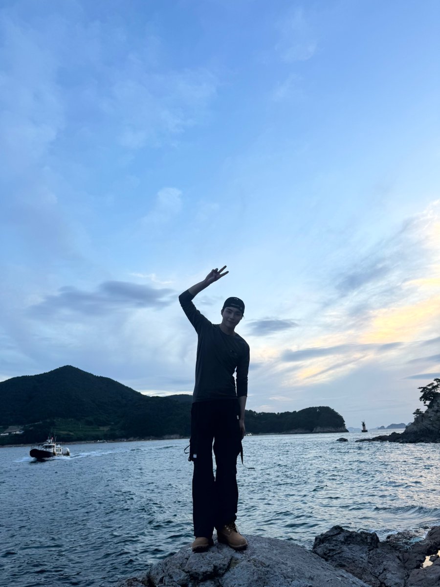 _𝗭𝗘𝗥𝗢𝗙𝗢𝗖𝗨𝗦

어떻게 퍼스널 컬러가 자연...?🌳
자연과 하나 된 건욱이가 너무 행복해 보여요🥰

#ZEROBASEONE #ZB1 #제로베이스원 
#PARKGUNWOOK #박건욱