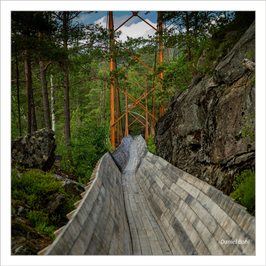 Tømmerrenna, historische Flößerrinne in der Holzstämme aus dem Wald zum Fluss zu transportiert wurden.
Vennesla, Norwegen - 27. Juni 2025

#tømmerrenna #Flößerrinne #Wandern #Norwegen #Roadtrip #Vennesla #visitnorwegen #Norwegen2025 #Landschaftsfotografie #canonR6II