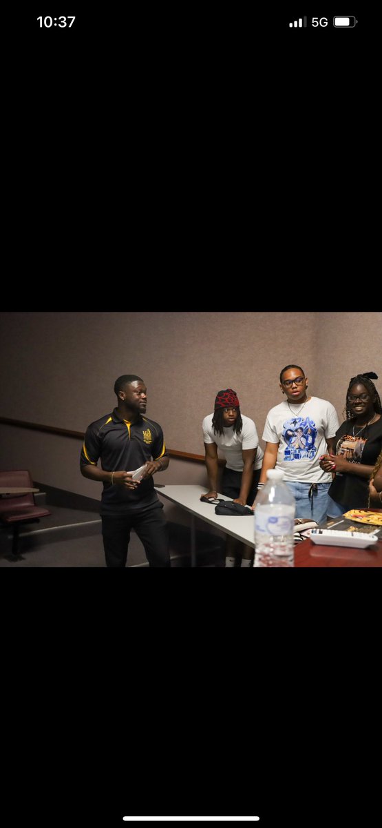 ✨ Last Wednesday, the Student Success Center brought the fun with Family Feud! 🛎️ Students laughed, competed, and had an amazing time together. 💛🖤 #StudentSuccess #CampusLife #FamilyFeudFun