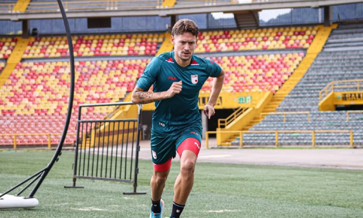 ManuelFPC's tweet image. Acabo de rever el partido de Santa Fe.

Siento que lo mejor que se está viendo de Joaquín Sosa es en el lateral izquierdo, defensivamente está muy sólido y se lo ve bien con la pelota en sus pies.

Tiene mucho más para demostrar, pero me alegra verlo en ese puesto, está cómodo.