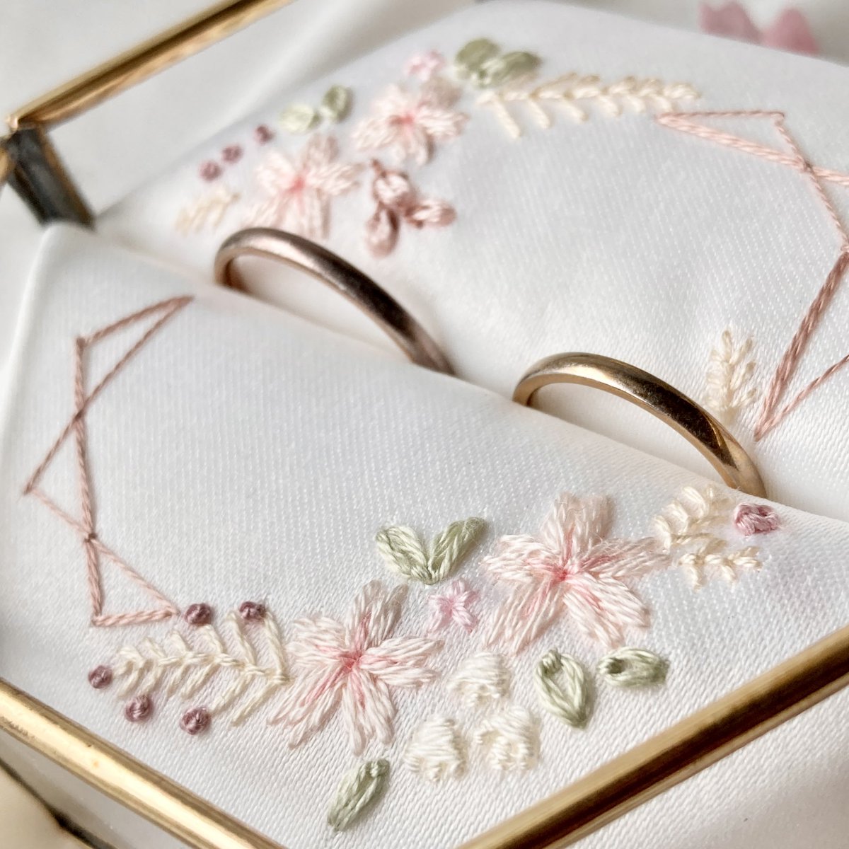 fujiko_u3's tweet image. Soft, sweet, and made to keep your rings safe. 💐
Discover our handmade embroidered wedding ring pillows on minne!
worldwide shipping✈︎
🛒 zenmarket.jp/minne.aspx?sel…

#Handmade #WeddingIdeas #WeddingRingPillow #minne #zenmarket