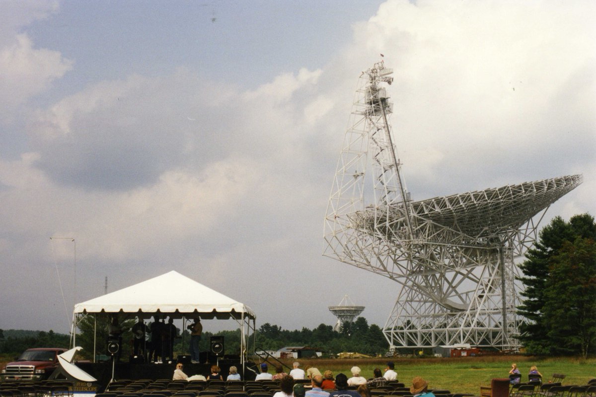 #OnThisDay Today marks 25 years since first light with the Green Bank Telescope! 📡

Photos from GBT Dedication:
🗓️ 25 August 2000
👤 Senator Robert C. Byrd (center back) with the Green Bank Telescope construction crew from Comsat/RSI at the Green Bank Telescope dedication
