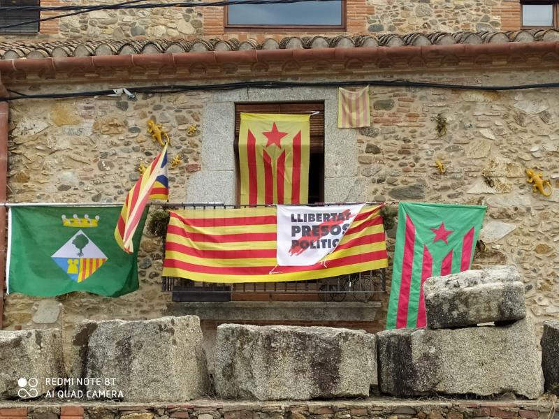 Finalment, any i mig després, trobem aquesta estelada verda en una foto del 2020 de Calonge i Sant Antoni. No coneixem el motiu dels colors, però pot ser una variant local de la bandera.
