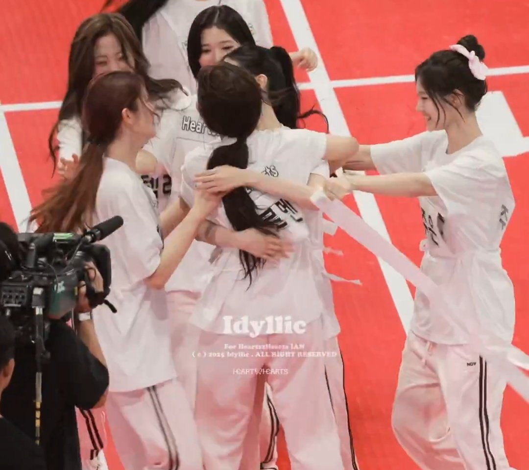 The Sweet moment Hearts2Hearts🥇✨️

✈️21🇰🇷,22🇲🇴,24🇮🇩,25🇰🇷.

The schedule was very packed, and H2H always all out🔥 rest well, stay healthy, we’ll always love you forever🩷🩵

📍S2U, Go streaming all out 24/7 spotify to MAMA🏆

#Hearts2Hearts #하츠투하츠 #H2H
<a href="/Hearts2Hearts/">Hearts2Hearts</a>