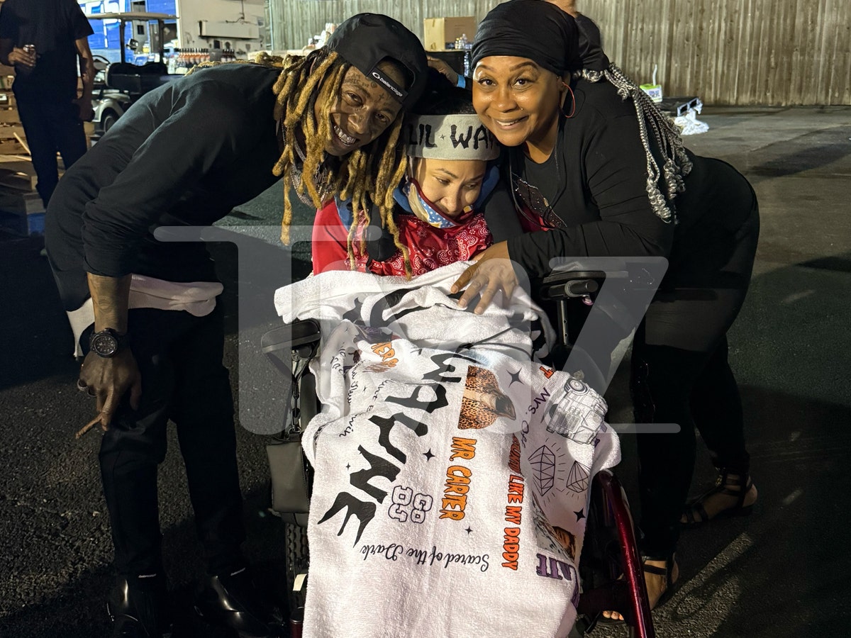 TMZ's tweet photo. 🥹 Lil Wayne Gives Cross Pendant, Chain to Disabled Fan Forced to Wait 17 Years to See Him https://t.co/rLAgktfW0a https://t.co/uJPdRSwAxm