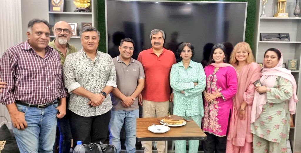 Usman Awan (@usmanawanppp) on Twitter photo بابائے ملت حسن محمود صاحب آپ کی اور راحت اندوری کی کمی شدت سے محسوس ہوئی آپکو ہونا چاہئے تھا۔
باقی سب دوستوں کا شکریہ کہ آپ نے اپنا قیمتی وقت نکالا اور اس محفل کو چار چاند لگائے۔
چیئرمین صاحب آپکے پنجاب میں منتظر جیالے جو کچھ کرنے کی ہمت بھی رکھتے ہیں اور طاقت بھی
<a href="/BBhuttoZardari/">BilawalBhuttoZardari</a> بابائے ملت حسن محمود صاحب آپ کی اور راحت اندوری کی کمی شدت سے محسوس ہوئی آپکو ہونا چاہئے تھا۔
باقی سب دوستوں کا شکریہ کہ آپ نے اپنا قیمتی وقت نکالا اور اس محفل کو چار چاند لگائے۔
چیئرمین صاحب آپکے پنجاب میں منتظر جیالے جو کچھ کرنے کی ہمت بھی رکھتے ہیں اور طاقت بھی
<a href="/BBhuttoZardari/">BilawalBhuttoZardari</a>