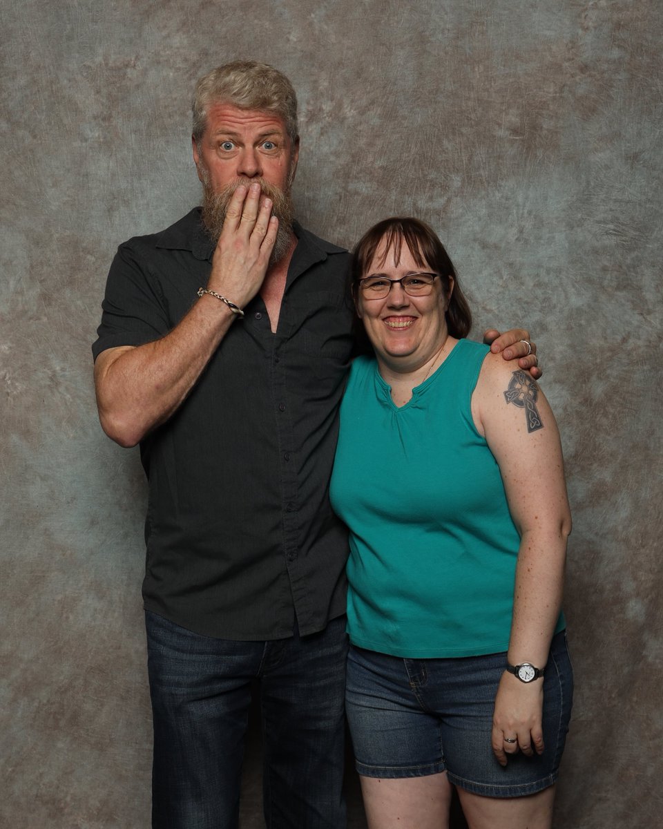 macd1982's tweet image. Gonna do a photo op thread from #FANEXPOCanada2025 

First up, the fabulous @Cudlitz who didn't know what to do with his hands but ended up choosing this pose 😂
I had no idea what he was doing until I looked at the op after.