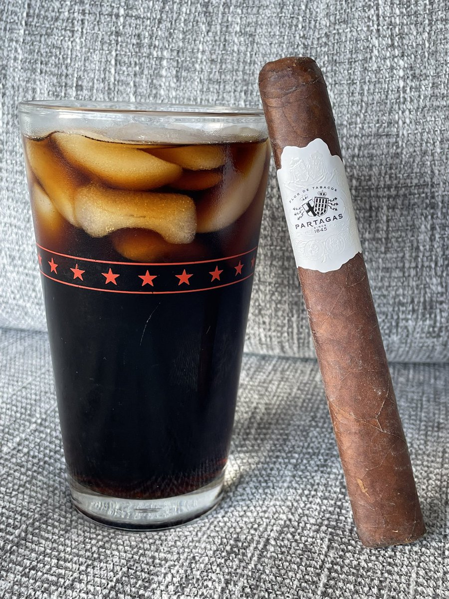 It feels like a Fall evening out tonight at 70°! However, this lovely Fabuloso Leyenda (Corona Extra) Partagas Legend is keeping me spicy and sweet! 😎

#Partagas #Legend #Since1845 #Cigars