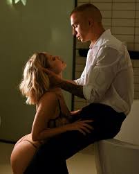 ليس بالضرورة ان اتحدث كالعاشقين لالفت انتباهك  يجب ان تفهمي ذلك ياقطتي