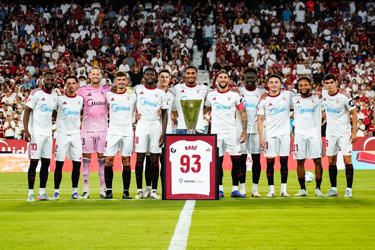 Edu Saniña (@14edusanina) on Twitter photo La imagen de Badé saliendo SOLO a recoger el cuadro conmemorativo es la viva imagen del <a href="/SevillaFC/">Sevilla Fútbol Club</a>: NADIE al mando.
Repudiados por su afición, sin apoyo alguno del resto de accionistas y en el cargo por un pacto que firmaron varios y que ha condenado al club a esto. Tremendo. La imagen de Badé saliendo SOLO a recoger el cuadro conmemorativo es la viva imagen del <a href="/SevillaFC/">Sevilla Fútbol Club</a>: NADIE al mando.
Repudiados por su afición, sin apoyo alguno del resto de accionistas y en el cargo por un pacto que firmaron varios y que ha condenado al club a esto. Tremendo.