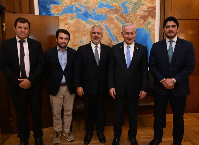 simangeo's tweet image. Cada que usted consume alguna marca de estas enriquece al sionista hijo de puta de Gilinski que sale acá al lado del manyor genocida e infanticida de la historia reciente.

Es su decisión.