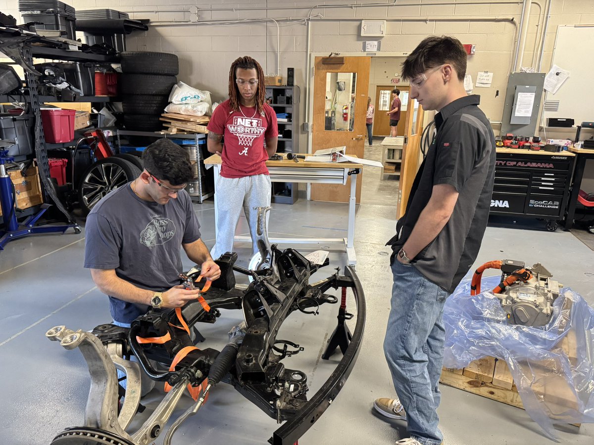 UAEcoCAR's tweet image. UA EcoCAR is back in action! Our SDI team is kicking off the beginning of our semester lab work by reattaching our motor back to the subframe. We’re excited to see where the year takes us!

#UAEcoCAR #EcoCAREVCchallenge #BamaEngineering #Year4
