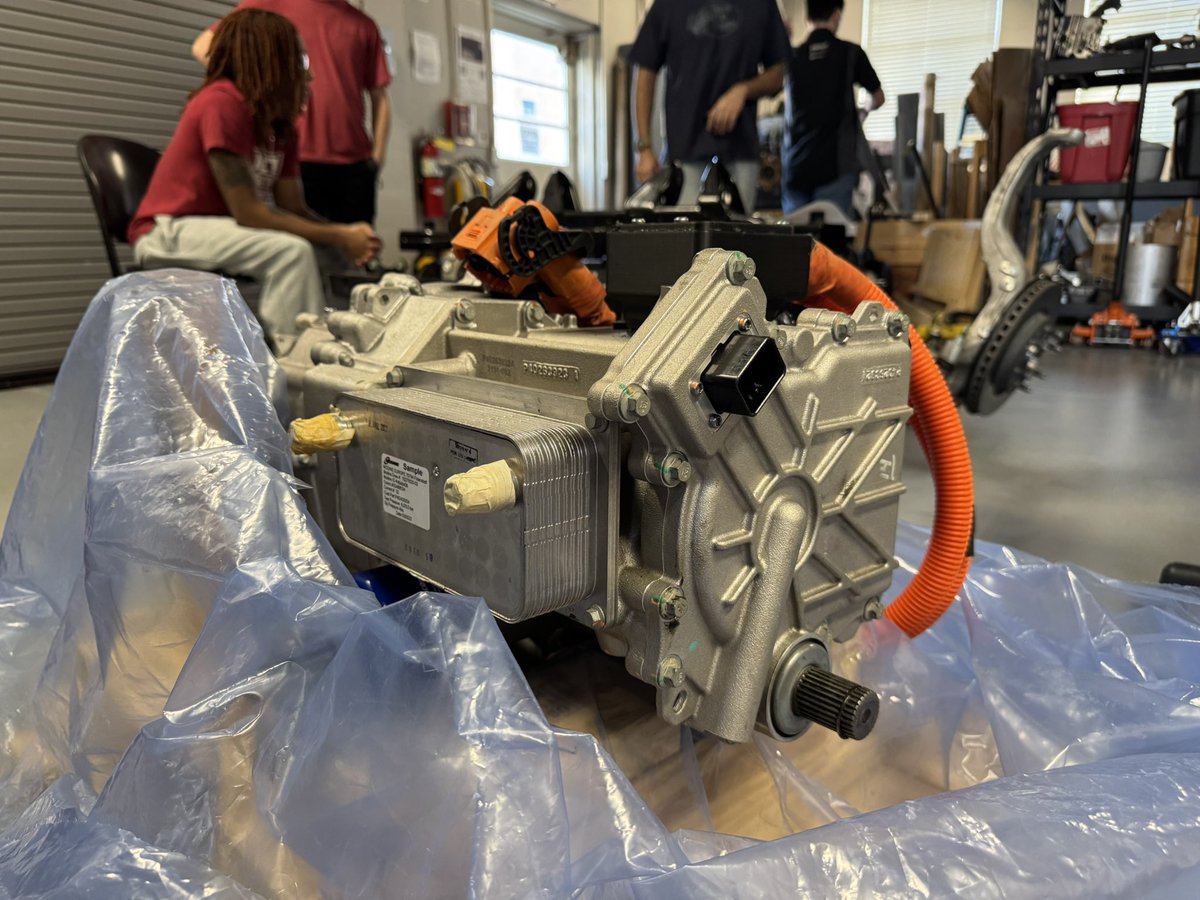 UAEcoCAR's tweet image. UA EcoCAR is back in action! Our SDI team is kicking off the beginning of our semester lab work by reattaching our motor back to the subframe. We’re excited to see where the year takes us!

#UAEcoCAR #EcoCAREVCchallenge #BamaEngineering #Year4