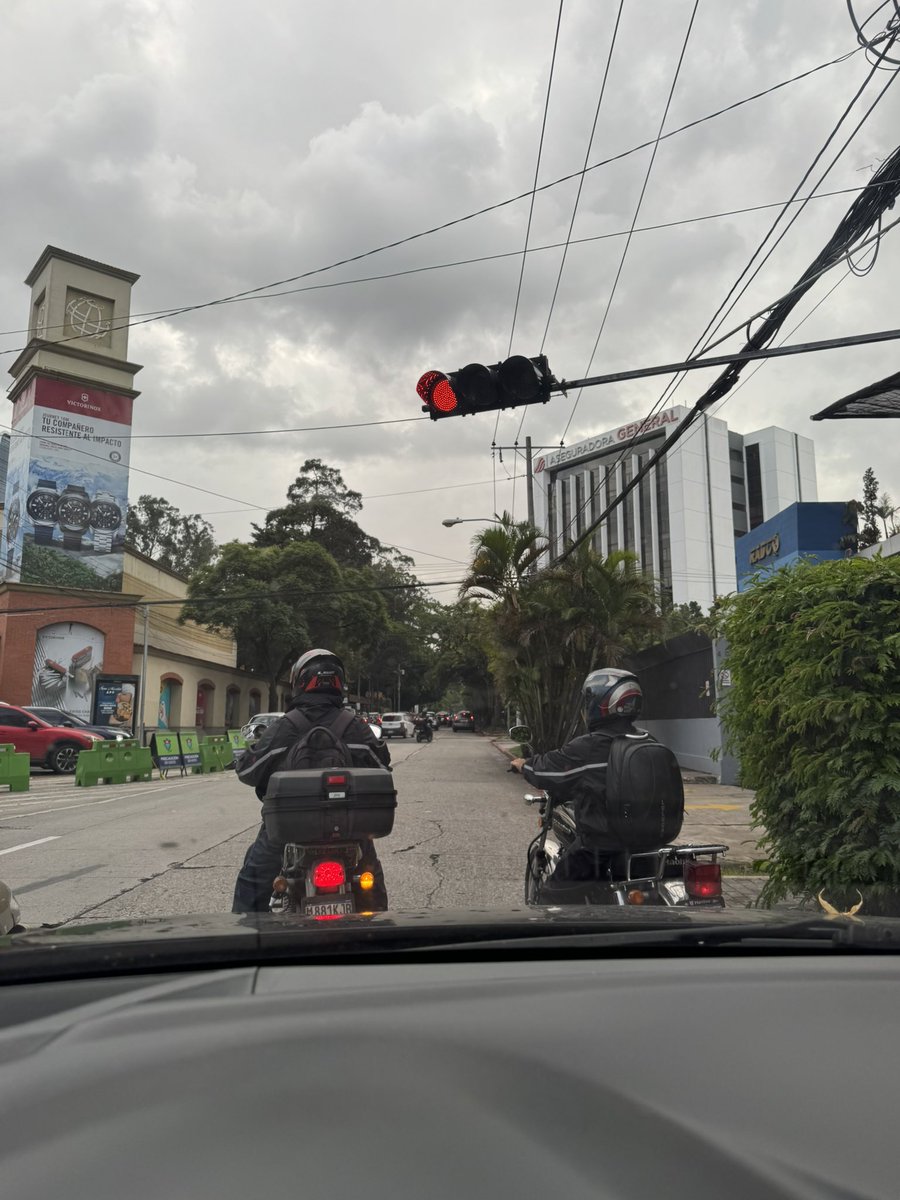 Felicidades <a href="/muniguate/">MuniGuate</a> por poner semáforos innecesarios, crear caos y confusión vial!!! 
No solo las vías no quedan claras, sino que también la congestión vial es mayor para quienes vienen de la diagonal 6. 
Creemos que no pueden superarse, pero cada vez lo hacen! Increíble…