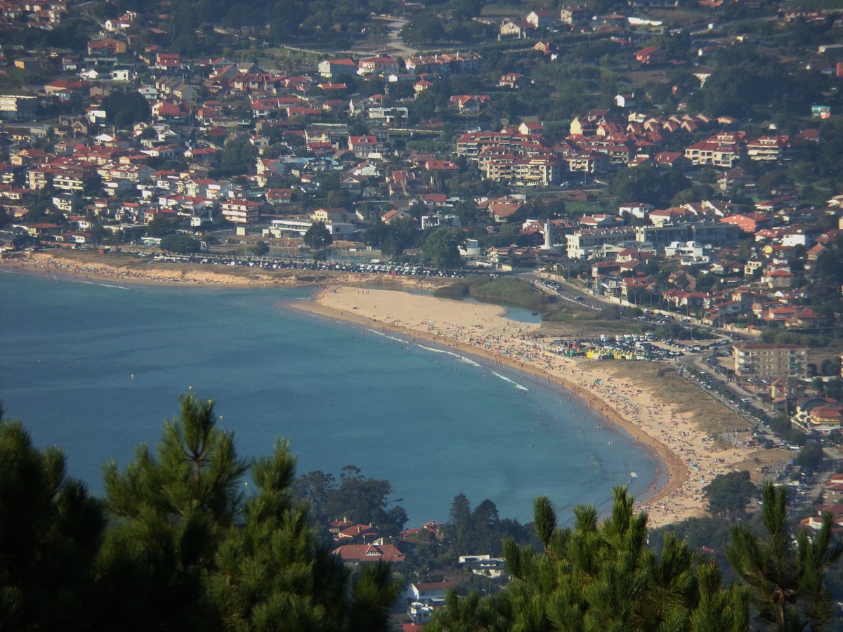 Santialonsovigo's tweet image. Playa América y Playa de Panxón en el municipio de Nigrán divididos por el río Muiños visto desde el monte de A Groba. Baiona.