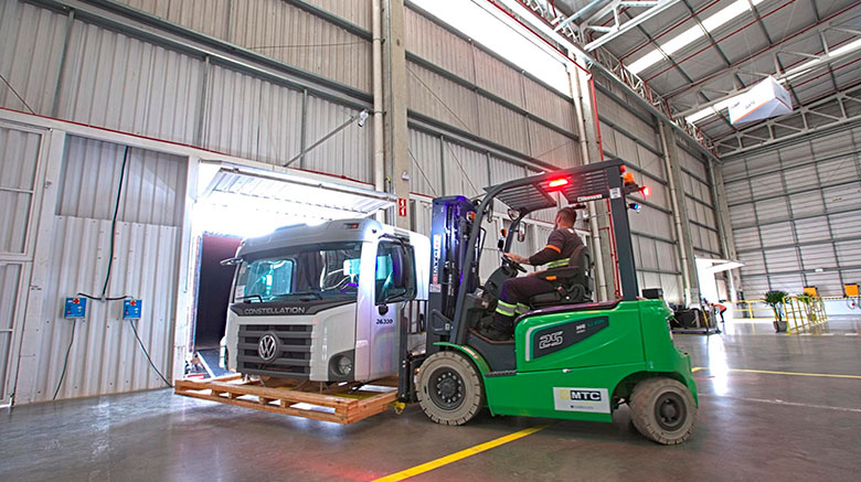 Volkswagen Camiones y Autobuses inaugura nuevo Centro de Exportaciones en Resende... transporteinformativo.com.mx/volkswagen-cam…
<a href="/VWMANTruckBus/">MAN y Volkswagen Camiones y Buses MX</a> #centro #exportaciones #camiones #TransporteInfo