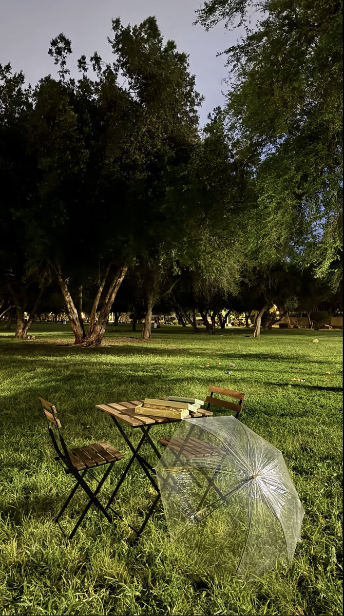 شارد الذهن وأفكاري تعيد المشاهد
في ذاك المكان اللي أمره و تمره 

جالس أجاهد الدنيا وأهلها وأجاهد
وصلك المنقطع وطيوفك المستمره