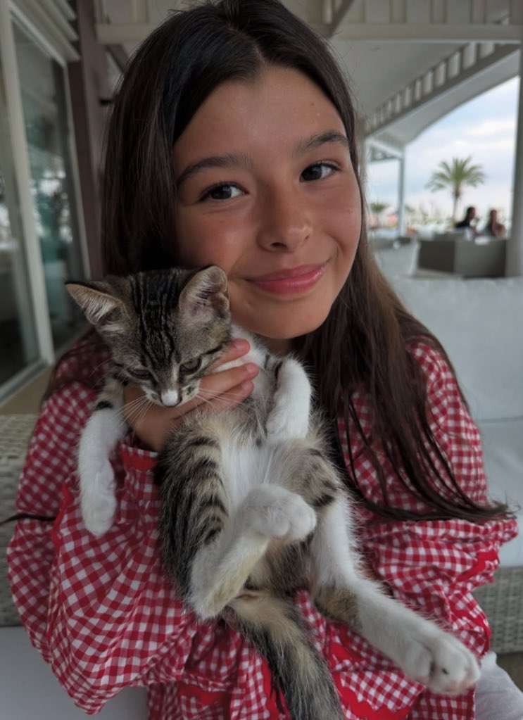 luirour's tweet image. moms &amp;amp; daughters &amp;amp; their fur babies 🎀