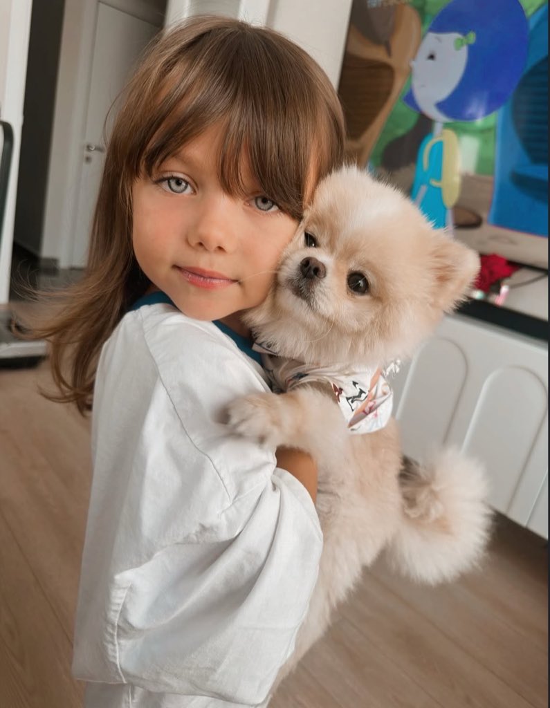 luirour's tweet image. moms &amp;amp; daughters &amp;amp; their fur babies 🎀