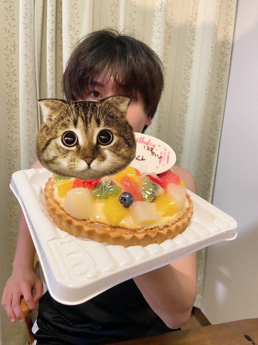 8/26、今日は息子の22歳の誕生日🐣
20日に進学先に戻ったので、19日に前祝い🎂
ロウソクって歳でもないから名前と一緒にチョコペンで書いてもらったんだけど、【122さい】に見えるのよ😂
素敵な22歳を過ごして欲しいなぁ😌
#22歳おめでとう
#122歳ではない