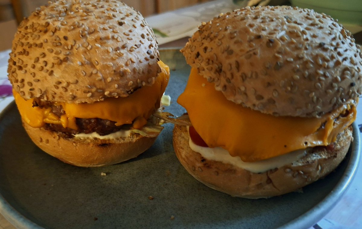 Leatherface 🧟♂️ (@leatherzombiev) on Twitter photo Je me suis fait des Burgers <a href="/BeyondMeat/">Beyond Meat</a> vu que Jean-Michel Gpa2source a décrété qu'ils étaient au bord de la faillite, je préfère en profiter. Je me suis fait des Burgers <a href="/BeyondMeat/">Beyond Meat</a> vu que Jean-Michel Gpa2source a décrété qu'ils étaient au bord de la faillite, je préfère en profiter.