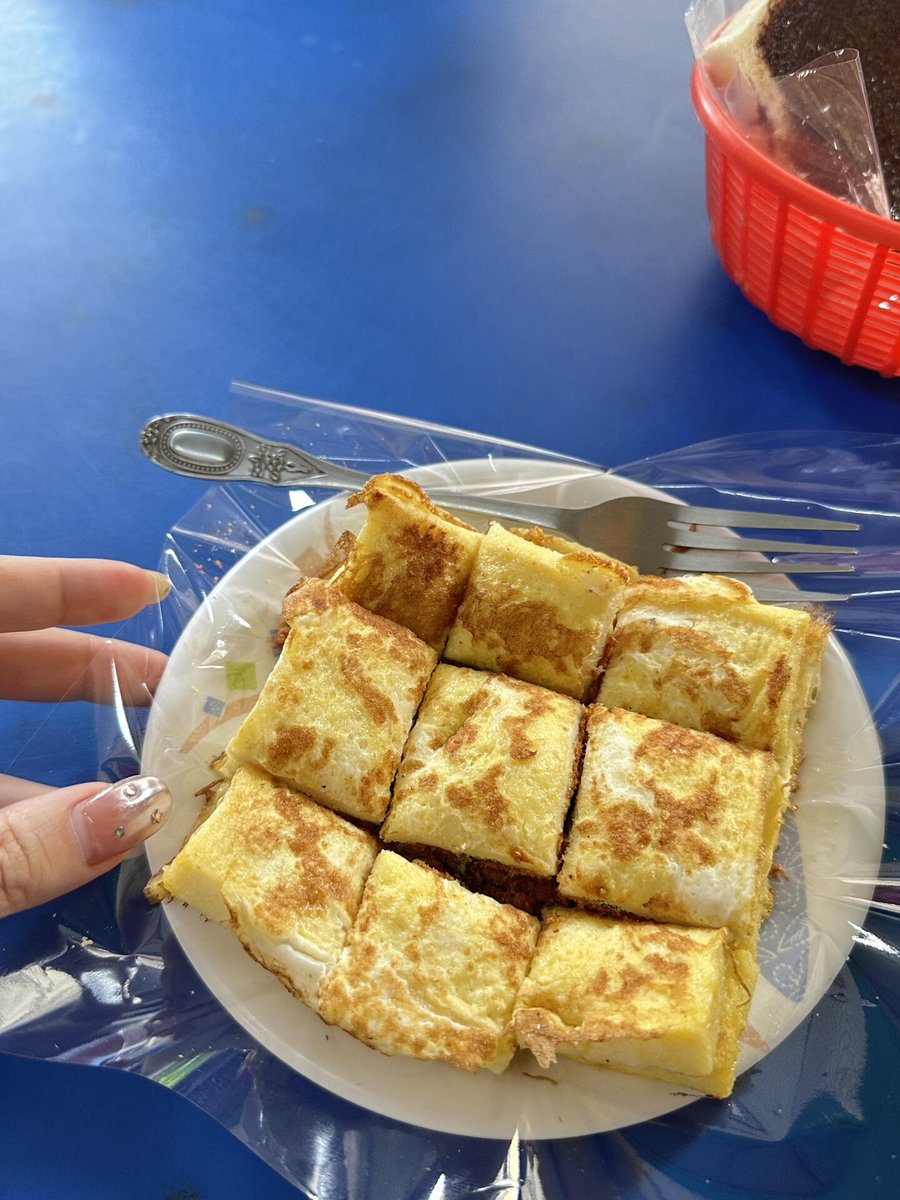 CButterscotch_C's tweet image. 毎食はちょっとした冒険のようです。一口ごとに驚きと異なるフレーバーが詰まっています！旅行中に味わった最も特別な食べ物は何ですか？