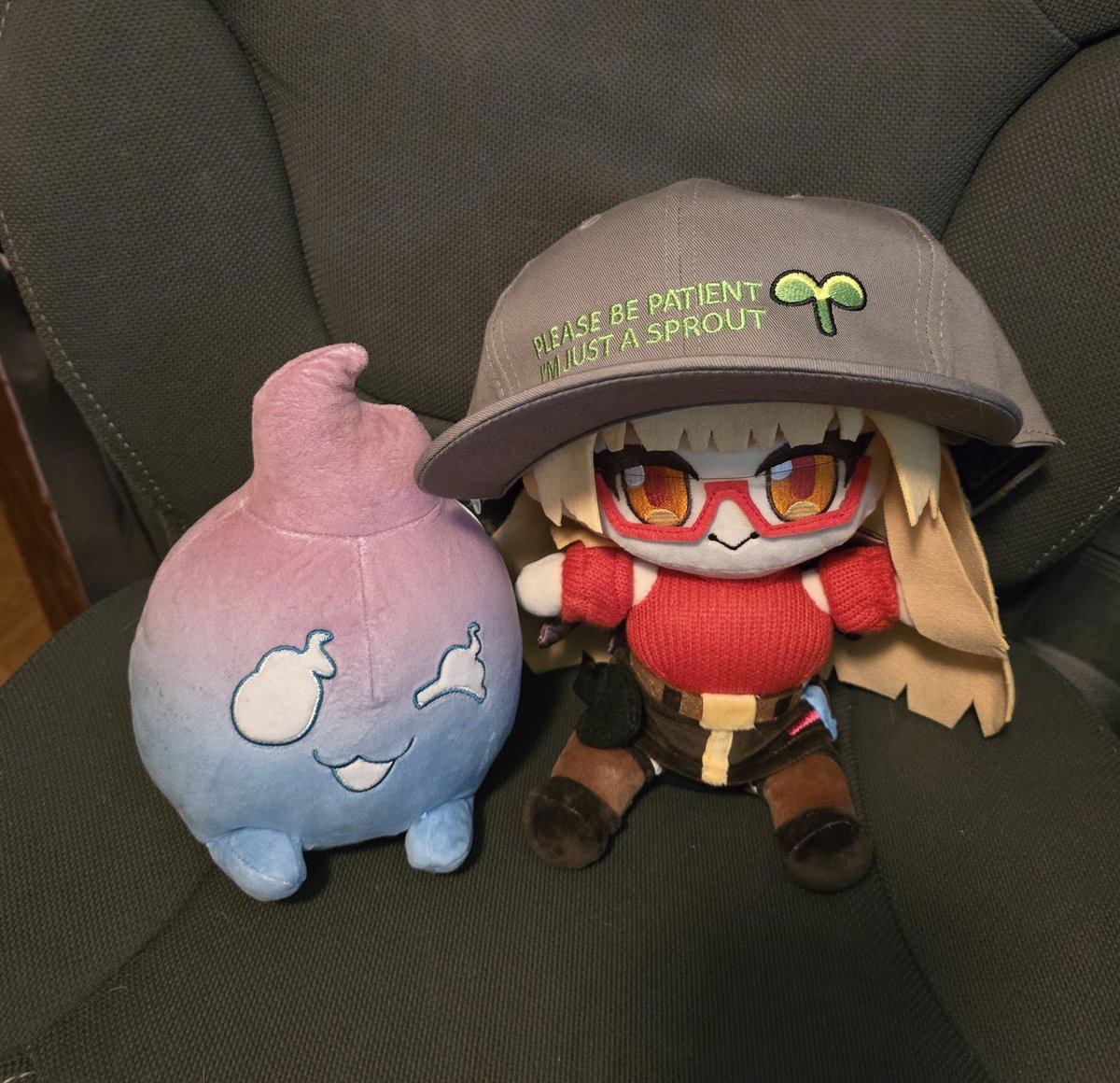 xionz1998's tweet photo. My @tane_tenshi plush finally came in from @nyantastic_shop and she is chillin with @reiyuguigui 's lil homie.
π¦π»πππ #nyanmerch https://t.co/yLDu1A4Sia