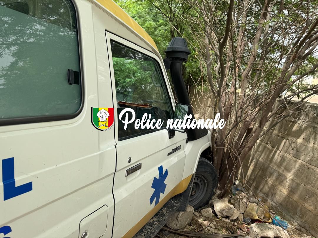 Police Nationale du Sénégal (@policenationsn) on Twitter photo Un homme a été arrêté le 24 août après avoir volé une ambulance du SAMU ! 🚑
Il a percuté un mur en tentant de semer la police. L'homme, qui était en route pour Joal, a avoué avoir volé le véhicule après avoir été abandonné à la gare routière de Saint-Louis.
#Proteger #Police Un homme a été arrêté le 24 août après avoir volé une ambulance du SAMU ! 🚑
Il a percuté un mur en tentant de semer la police. L'homme, qui était en route pour Joal, a avoué avoir volé le véhicule après avoir été abandonné à la gare routière de Saint-Louis.
#Proteger #Police