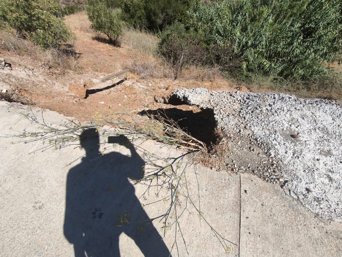 El Ayuntamiento de <a href="/malaga/">Ciudad de Málaga</a> adjudicó hace seis meses la obra de reparación del carril del Barrio el Mirlo en #puerrodelatorre con carácter de urgencia. Seis meses después seguimos igual. Los vecinos denunciamos públicamente esta situación.
