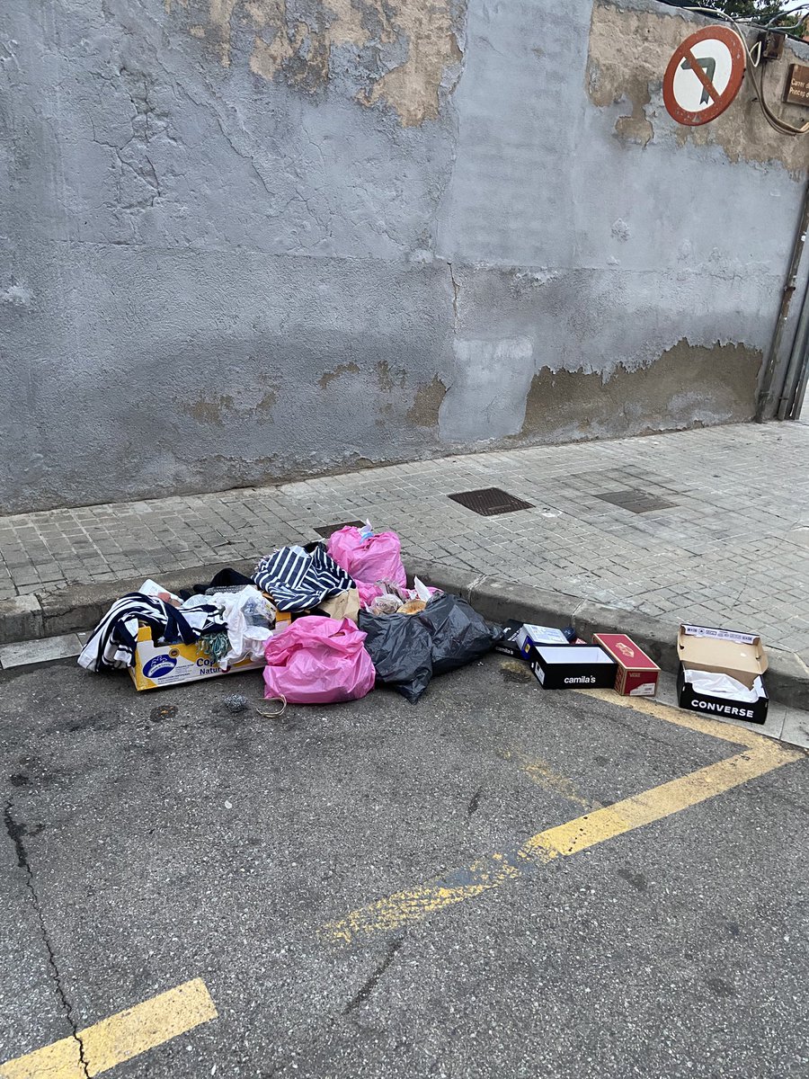 NepPatma's tweet photo. En C. Princep d Asturies con C. Primavera (Barrio del Remei) llevamos más de un año aguantando incivismo en estado más puro. ¿Por qué? Pues porqué se lo permiten. Sabemos quienes son y nuestro regidor Portillo también. Según él, no pueden hacer nada @Albiol_XG @RemeiBadalona https://t.co/2lhG2a4qAC