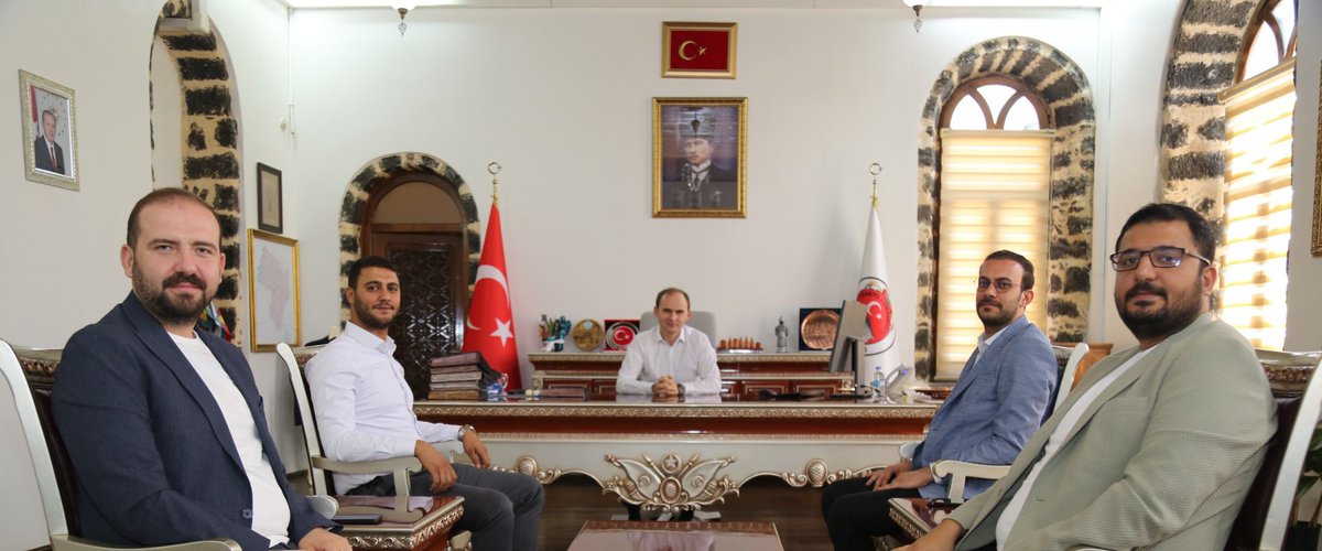 📍 Genç MÜSİAD Şanlıurfa Şubesi olarak, Siverek Kaymakamımız Sn. Salih Sak’ı ziyaret ettik. İlçemize yönelik projeler ve gençliğin rolüne dair verimli bir sohbet gerçekleştirdik. Nazik kabulleri için teşekkür ederiz.