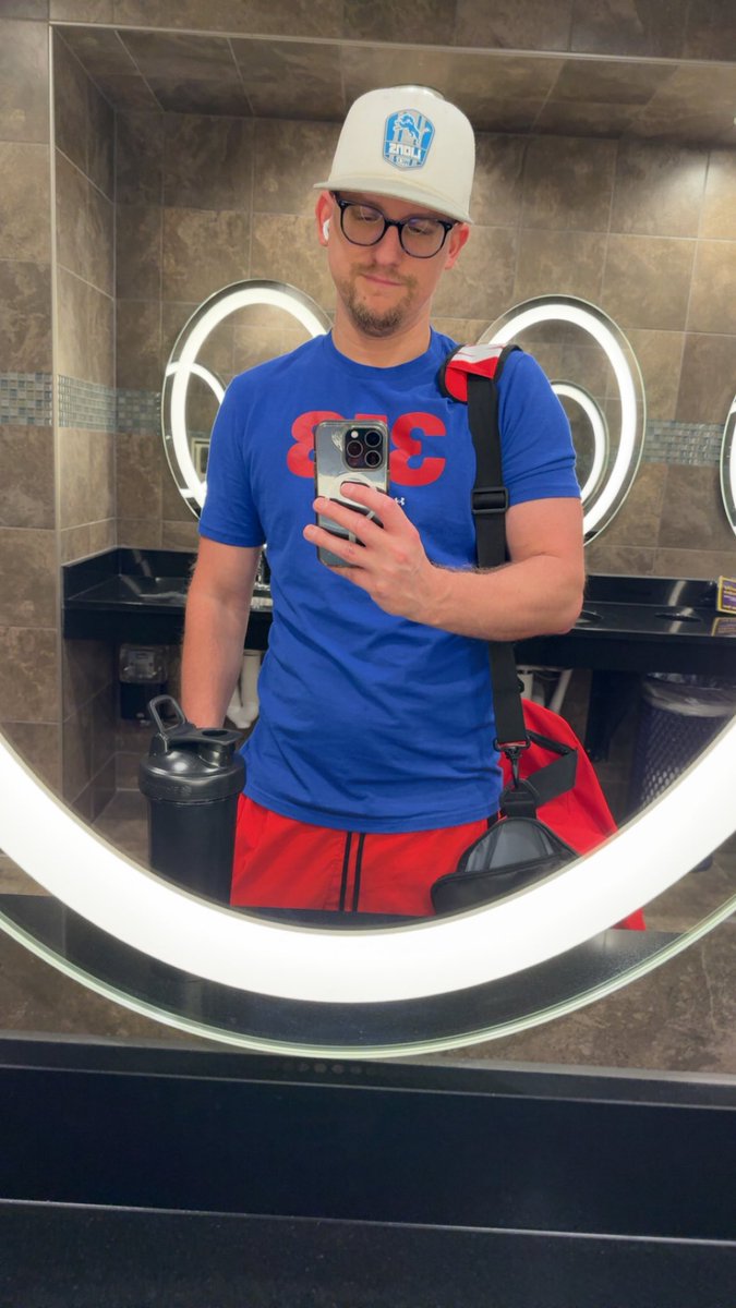 Being invested in yourself is a blessing &amp; when the hard work starts to show, it’s an amazing feeling! Happy that I’ve chosen this journey on self care all year. Sober, confident, motivated &amp; on a mission to be better &amp; stronger everyday, mentally, physically! #selfcare #fitness