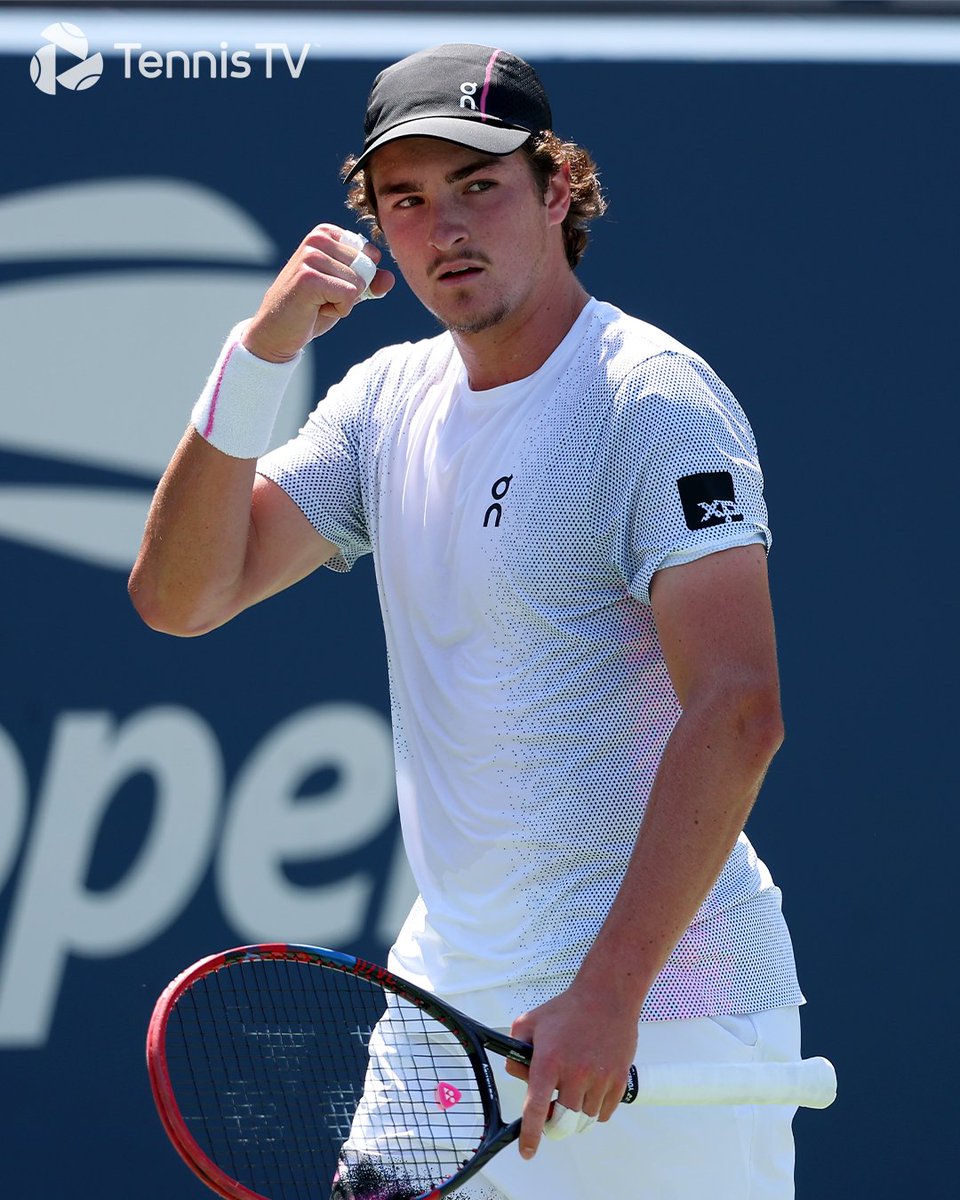 TennisTV's tweet image. Completing the set 🔵🟠🟢🔵

Fonseca defeats Kecmanovic 7-6 7-6 6-3 in front of an electric #USOpen crowd to record a win at every slam!