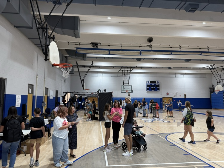 superGSD's tweet photo. Shumate is ready for the first day of school! Thank you to all our staff and parent and student volunteers who make schedule pick up run so smoothly! #GSDfirstweek #InMarauderCountry https://t.co/KYu7XuIDGj
